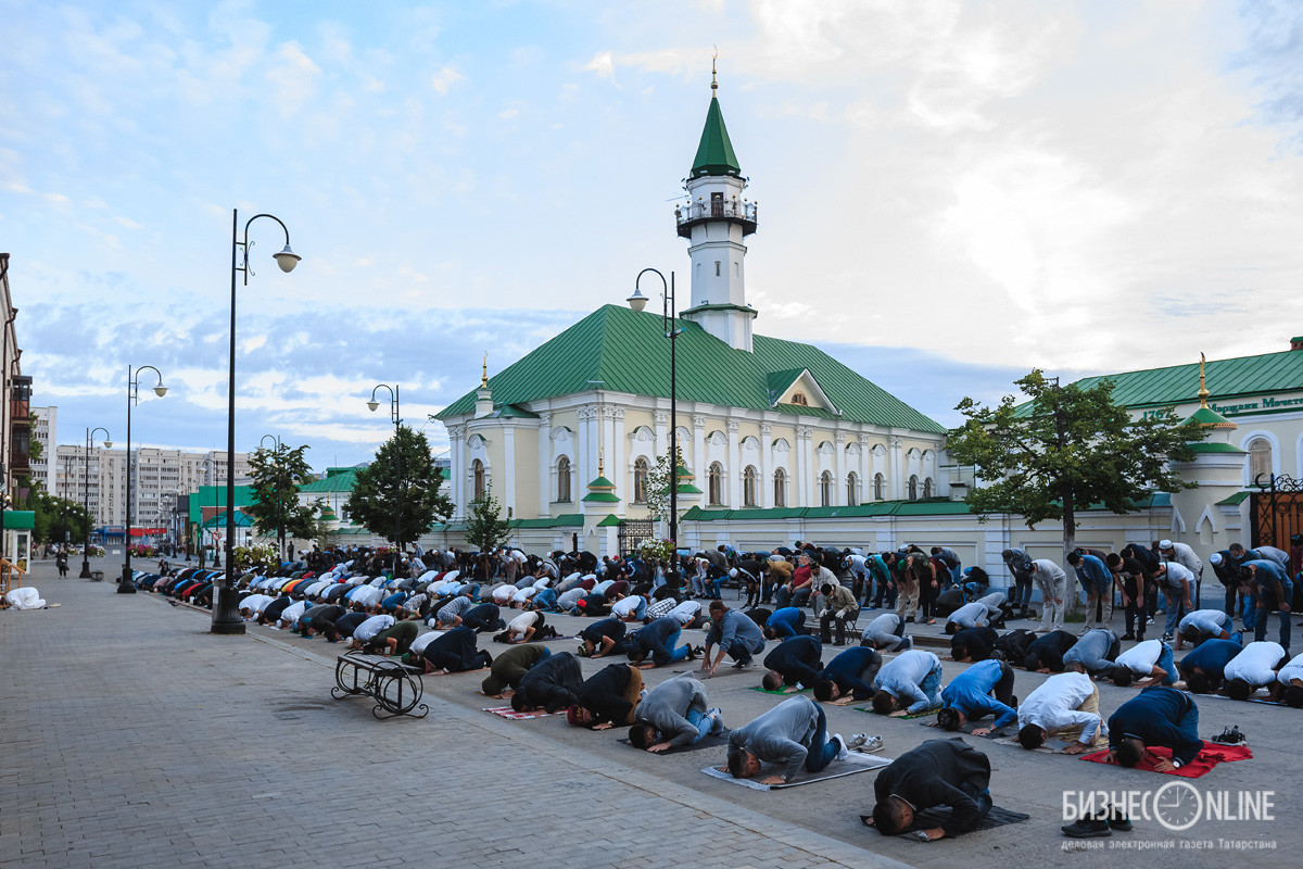 Казань байрам праздник. Марджани мечеть Курбан. Курбан байрам Татарстан. Мечеть Аль Марджани 2023. Курбан байрам в мечети Марджани.